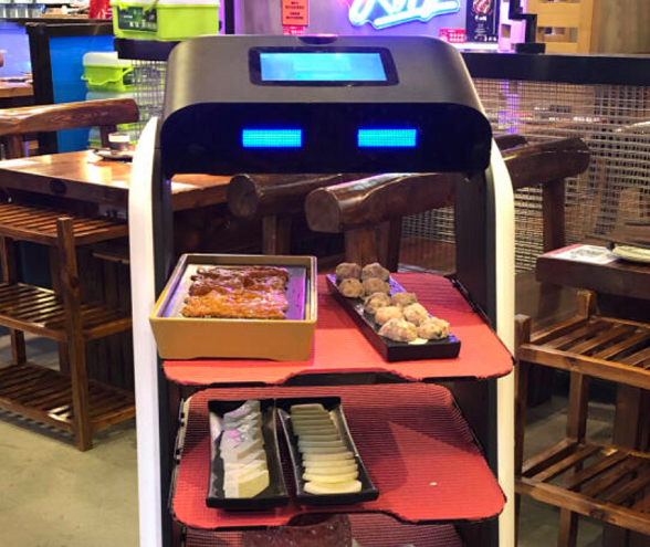 小吃店使用送餐機器人可以減輕服務負擔
